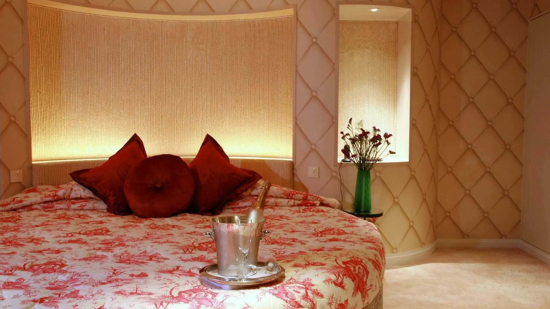 The Luxe Manor Hotel Hong Kong 4*,